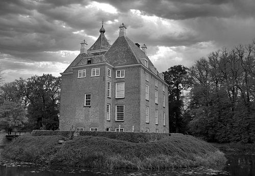 Le château de Soelen : un lieu où le silence, l'histoire et l'eau se côtoient.
