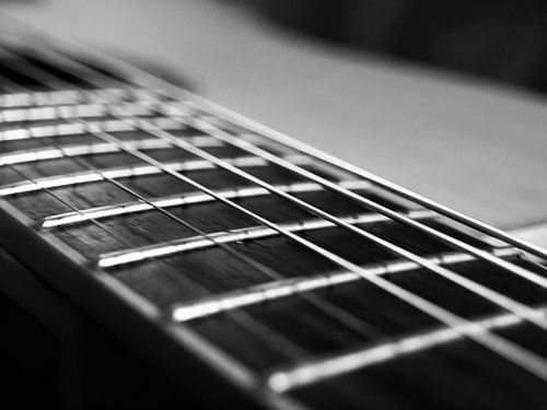 Close up van de hals van een gitaar