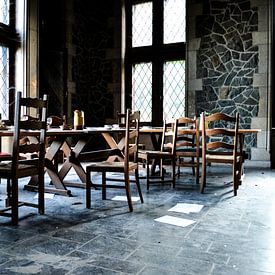 Salle à manger dans un château abandonné sur Nanne Bekkema