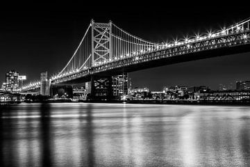 Benjamin Franklin Bridge en Delaware rivier bij nacht | Monochrom van Melanie Viola