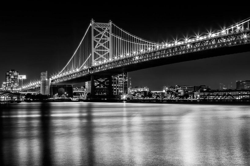 Benjamin Franklin Bridge und Delaware River bei Nacht | Monochrom von Melanie Viola