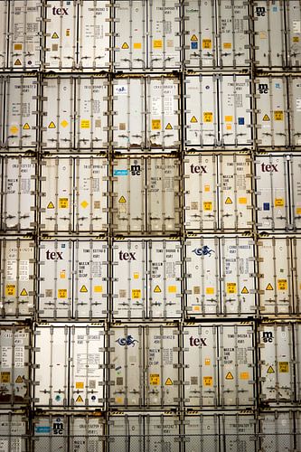 Gestapelde witte containers in Rotterdam