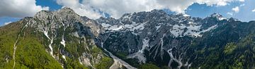 Alpen bergen luchtfoto tijdens de lente