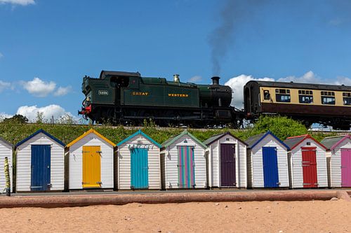 Stoomtrein Dartmouth Steam Railway bij strandhuisjes