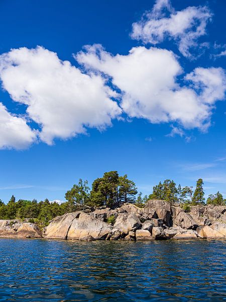 Ostseeküste mit Felsen und Bäumen im Schärengarten von Rico Ködder
