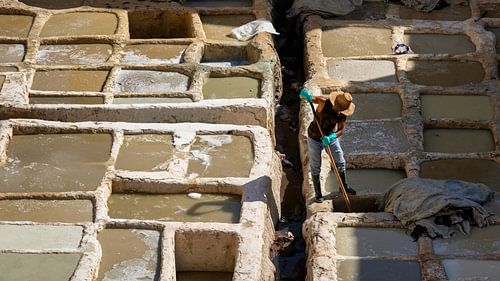 Lederwerker bij de leerlooijerij in Marrakech