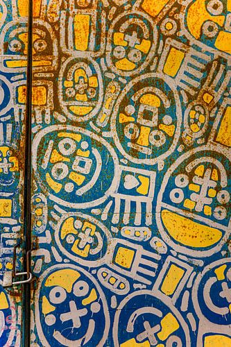 Graffiti op Metaal. Industrieel met Patronen in geel en blauw