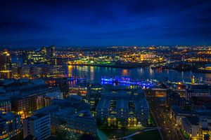 Lichter des Hafens zur blauen Stunde