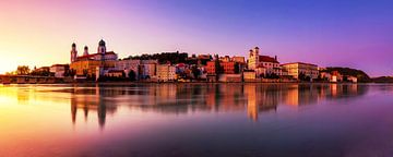 Panorama van de skyline van Passau bij zonsondergang