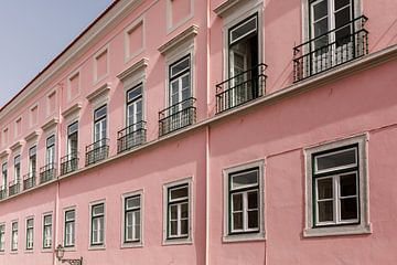 Roze huizen Lissabon van Joke van Veen
