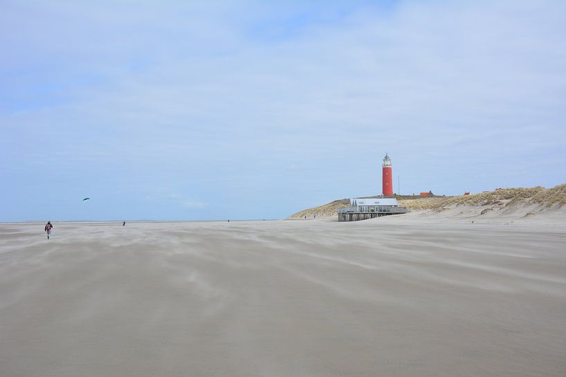Stürmischer Tag und windverwehter Sand am breiten Strand von Texel in der Nähe des Leuchtturms von My Footprints