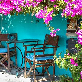 Un siège typiquement grec dans une ambiance de vacances sur Tonny Visser-Vink