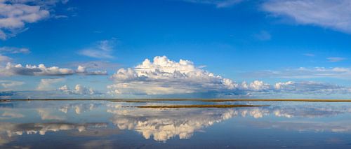 Strand van Texel met naderende stormwolk in de verte