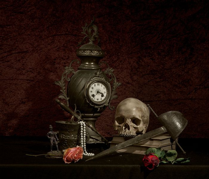 Stilleven met klok by Paul van der Lugt