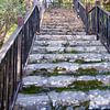 oude trappen van steen naar de heuvel van de kerk in Porto Cervo Sardinië van ChrisWillemsen