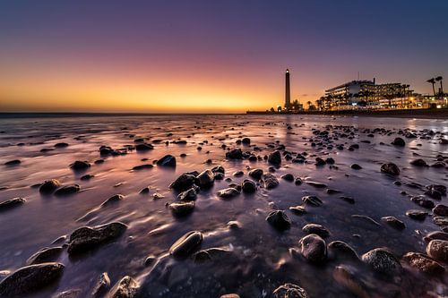 De vuurtoren van Maspalomas op Gran Canaria bij zonsondergang. van Voss fotografie
