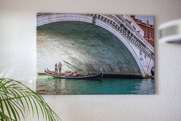 Klantfoto: Gondeliers onder de Rialtobrug in Venetië van t.ART