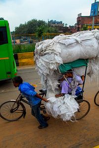 rickshaw avec une lourde charge à New Delhi, Inde