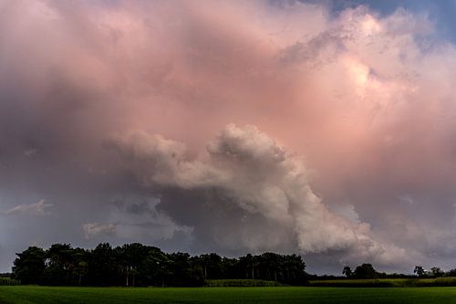 Onweer bij zonsondergang met prachtige kleuren.