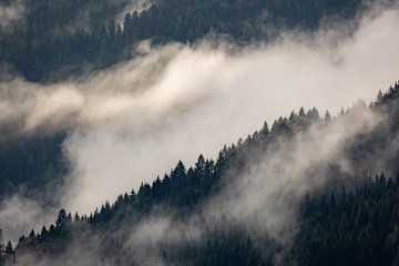 Mistige Magie: Berglandschap in Oostenrijk van Jacob Molenaar