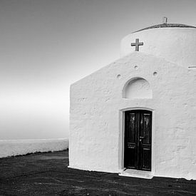 Minimalistische kerk. Zwart-witte religieuze architectuur. Lindos, Rhodos, Griekenland van Jelena Jovanovic Fine Art