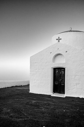 Minimalistische kerk. Zwart-witte religieuze architectuur. Lindos, Rhodos, Griekenland