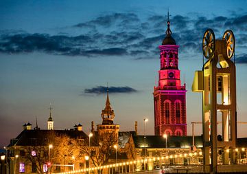 Nieuwe toren en Stadsbrug in Kampen in de avond van Sjoerd van der Wal
