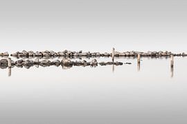 Pierres dans l'eau calme