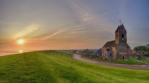 Kerkje Wierum bij zonsopkomst
