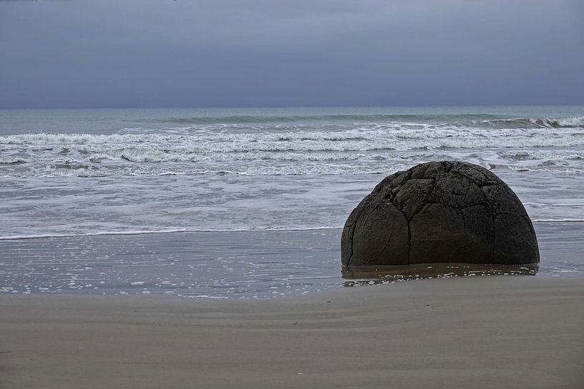 Moeraki Boulders in zee in Nieuw Zeeland van Aagje de Jong
