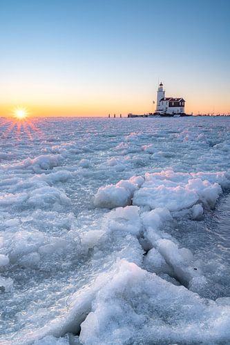 Leuchtturm im zugefrorenen See
