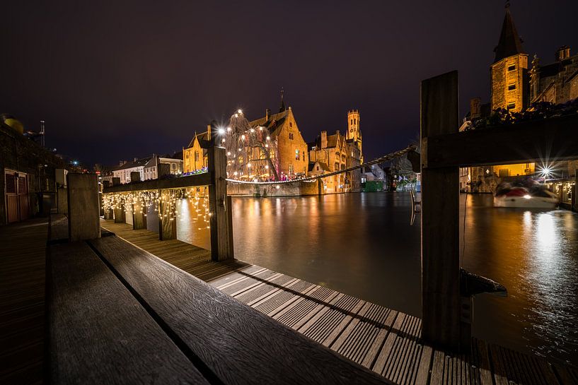 Haus Perez de Malvenda und Glockenturm von Brügge während der Weihnachtszeit von Marcel Derweduwen