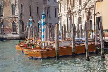 Houten speedboten in oude stad van Venetie, Italie