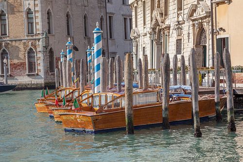 Houten speedboten in oude stad van Venetie, Italie