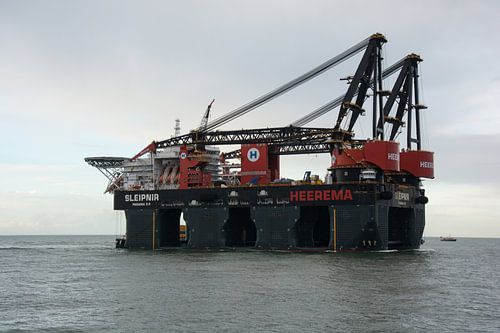 De Sleipnir van Heerema onderweg naar de Landtong Rozenburg.