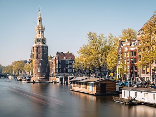 Montelbaanstoren, kanaal en oude huizen in Amsterdam, Nederland.