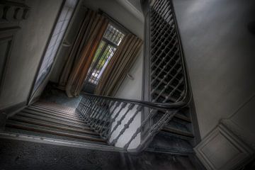 Escalier dans un hôtel/château abandonné