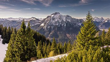 Vue panoramique des Alpes de l'Ammergau depuis la montagne Tegelberg en Bavière, dans le sud de l'Allemagne. sur Marga Vroom
