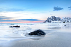 Sonnenuntergang auf den Lofoten am Strand von Utakleiv an einem schönen Wintertag