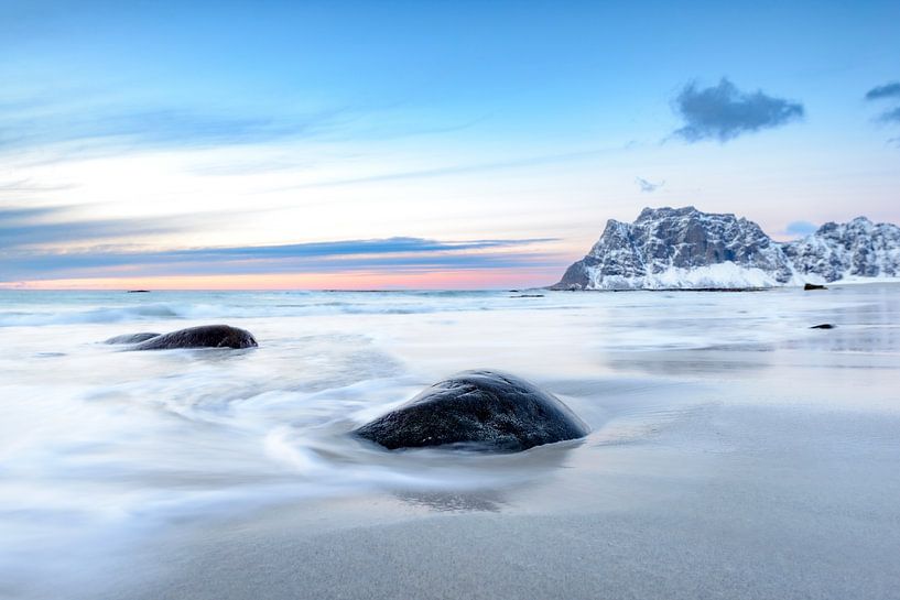 Coucher de soleil aux Lofoten sur la plage d'Utakleiv par une belle journée d'hiver par Sjoerd van der Wal Photographie