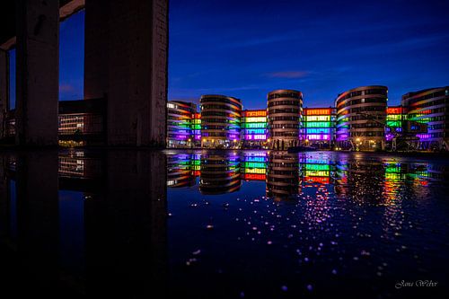 De binnenhaven van Duisburg in regenboogkleuren
