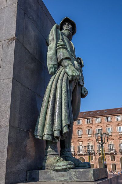 Standbeeld op monument van Emanuele Filiberto Duca D'Aosta, Turijn, Italië van Joost Adriaanse