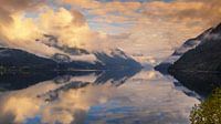 Lage wolken over de Hardangerfjord, Noorwegen van Adelheid Smitt thumbnail