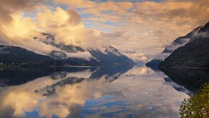 Niedrige Wolken über dem Hardangerfjord, Norwegen