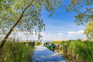 Steg mit Fischerboot am Achterwasser bei Warthe auf der Insel Us