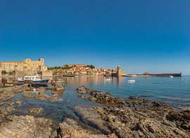 Blick auf den Königspalast und den alten Leuchtturm von der Ansa de la Baleta aus; Felsen ragen aus von Rene van der Meer