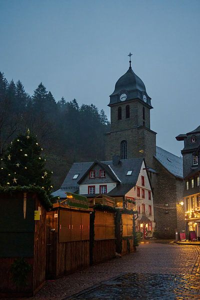 Koude ochtend in Monschau, Duitsland. van Azamat