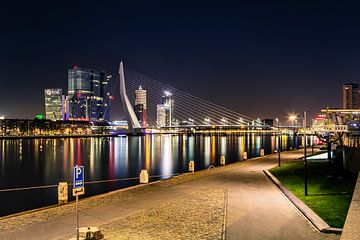 De skyline van Rotterdam Nederland met de Erasmusbrug van Retinas Fotografie