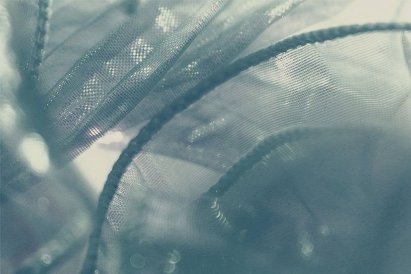 Tissu lumineux en bleu - Douce transparence et profondeur textile par Mixed media vector arts