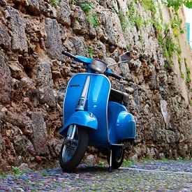 Italiaanse scooter in een steegje van Algehro van Simone van Herwijnen
